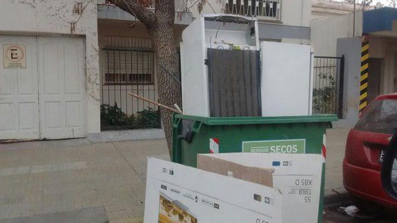 Mal vecino: usó el contenedor municipal para tirar dos heladeras