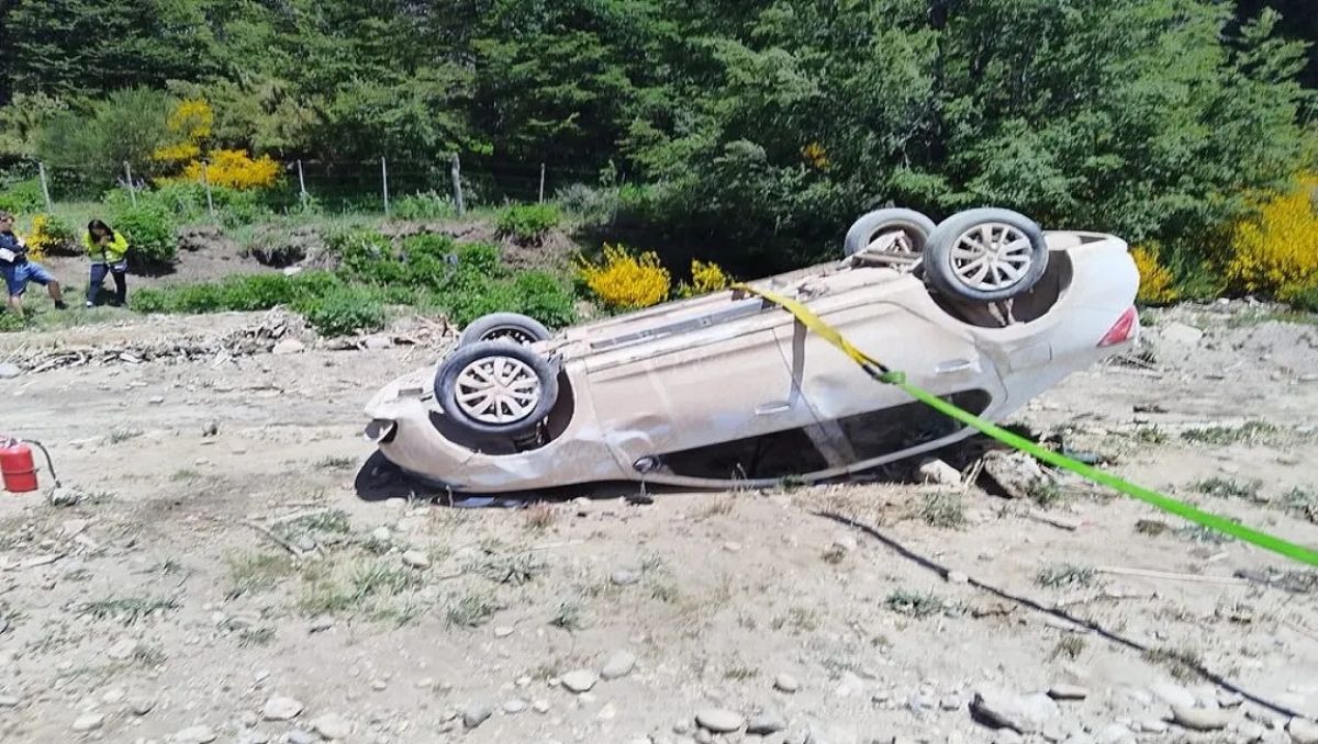 El vuelco ocurrió sobre la Ruta 63. Los pasajeros sufrieron algunos golpes. Gentileza Realidad Sanmartinense.