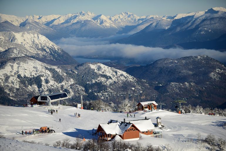Cerro Chapelco ofrece las mejores condiciones para esquiar por la nevadas temprana en la cordillera. Cerro Chapelco ofrece las mejores condiciones para esquiar por la nevadas temprana en la cordillera.