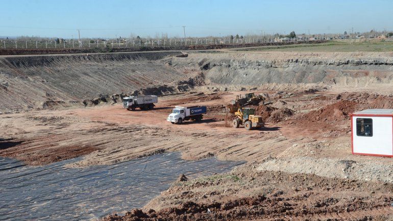 Máquinas trabajando en el Complejo Ambiental Neuquén (CAN).