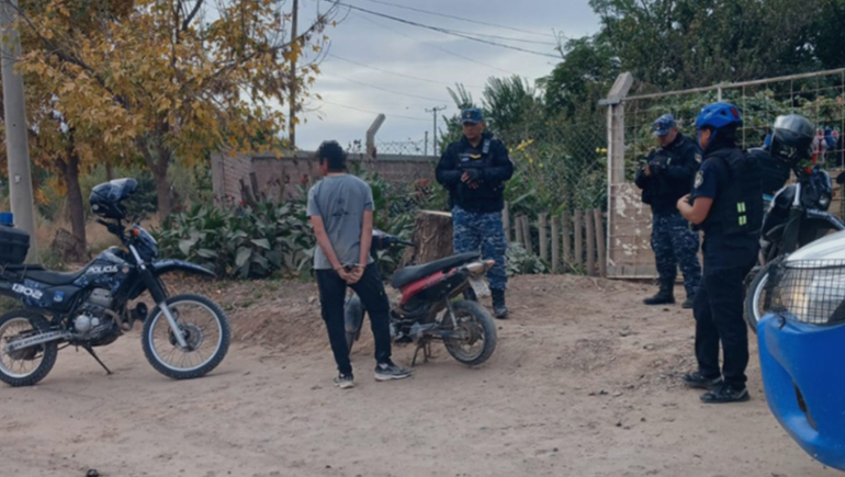 Se dio a la fuga en una moto con pedido de secuestro y lo atraparon