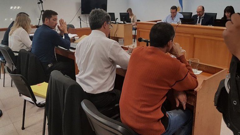El doble crimen conmocionó a la comarca petrolera. Hubo incidentes. La Policía detuvo al agresor con el arma.