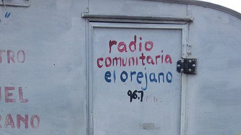 La puerta de la radio quedó dañada por los delincuentes que robaron.