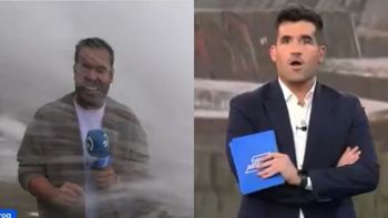 El golpe del agua sobre el periodista interrumpió el informe de forma instantánea, ante la sorpresa del conductor. El golpe del agua sobre el periodista interrumpió el informe de forma instantánea, ante la sorpresa del conductor.