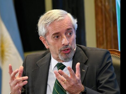 Carlos Casares renunció tras denunciar que el Gobierno lo considera prescindible para el nuevo ente unificado Carlos Casares renunció tras denunciar que el Gobierno lo considera prescindible para el nuevo ente unificado