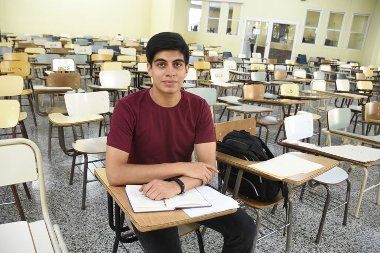 Luis Vega tiene 22 años y cursa el cuarto año de la carrera de Psicología en la Universidad Nacional Autónoma de México (UNAM). Cursará algunas materias de Ciencias de la Educación en la Universidad Nacional del Comahue.