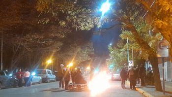 corte en pleno centro: un grupo de estatales reclama estabilidad laboral y denuncia persecucion