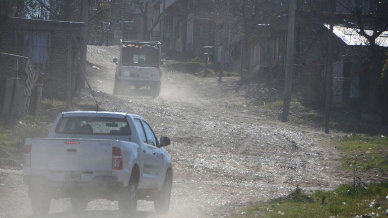 Algunas de las postales que presentan diversas calles de la ciudad. Los mantenimientos municipales no dan abasto y el deterioro es cada vez mayor.