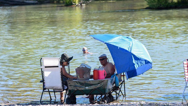 Los adultos mayores disfrutan del río en los clubes.