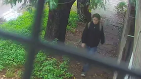 Una cámara de seguridad logro registrar a Maitena caminando por la calle. | LM Neuquen Una cámara de seguridad logro registrar a Maitena caminando por la calle.