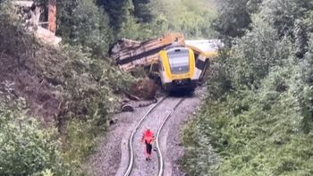 Se descarriló un tren con más de cien pasajeros en Alemania y hubo al menos tres muertos. Se descarriló un tren con más de cien pasajeros en Alemania y hubo al menos tres muertos.