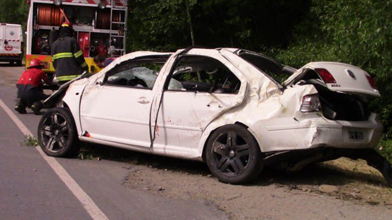 Tres jóvenes murieron tras despistar y volcar en cercanías a El Bolsón