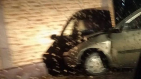 Los delincuentes acabaron mal tras robar el auto.