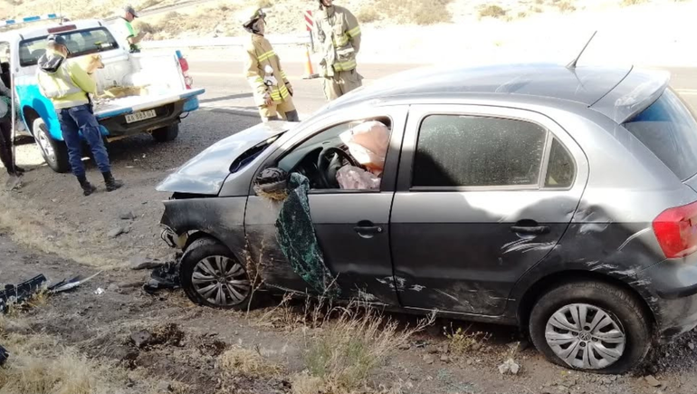 Destruyó su auto tras un fuerte choque contra la montaña en la Ruta 237