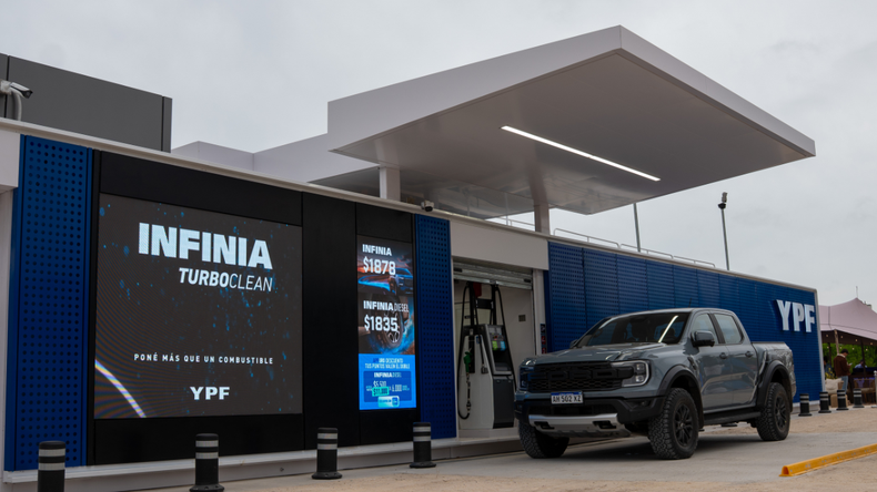 YPF inauguró la primera estación móvil de la Argentina | LM Neuquen YPF inauguró la primera estación móvil de la Argentina