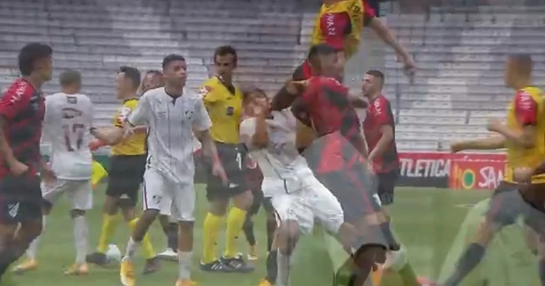 Se iban al descenso, la hinchada invadió el campo y les pegaron a todos