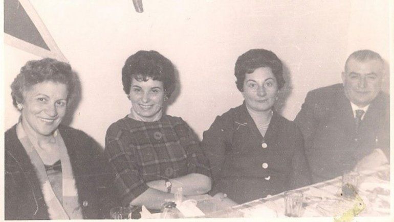 Pascual Liborio Venditti y Crescencia Benente peluqueros en la Tijera de Oro, clásica peluquería del ayer