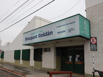 Un jubilado que duerme en la puerta del hospital Bouquet Roldán. Un jubilado que duerme en la puerta del hospital Bouquet Roldán.