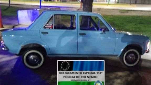 Uno de los autos robados que apareció en Cipolletti.