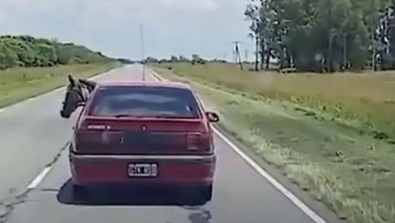 Llevaba a un caballo en el asiento trasero.