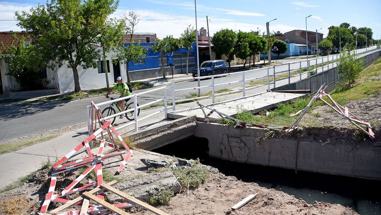 Se resbaló, cayó a un desagüe de la ciudad y casi muere ahogado
