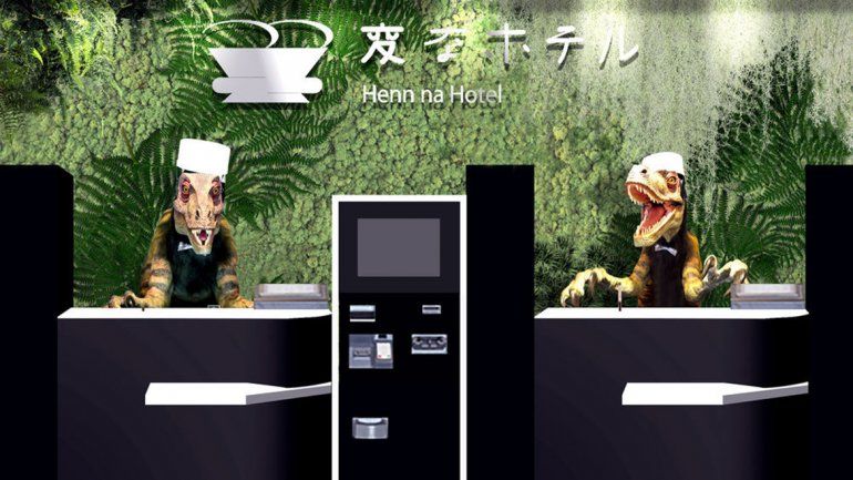 Dos dinosaurios son recepcionistas de un hotel atendido por robots