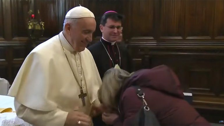 El desopilante video del Papa negándose a que le besen su anillo