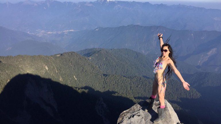 Escalaba montañas en bikini y murió congelada