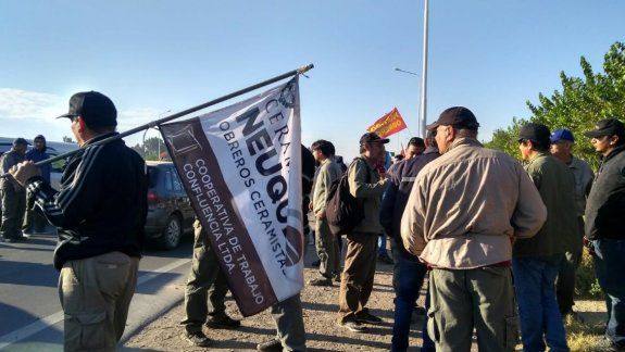 Ceramistas volantearon en Ruta 7 en defensa de puestos de trabajo