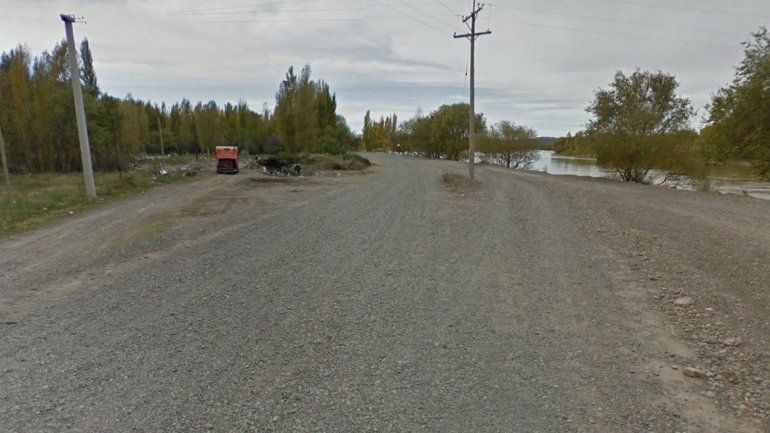 Le robaron a un tachero mientras coqueteaba en el río