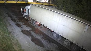 Ni colectivos, ni tren en Cipolletti: un camión chocó contra las vías, otra vez