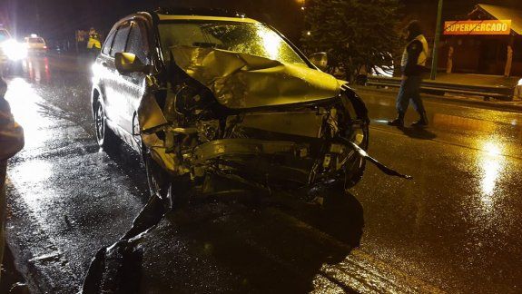 Esquivó un auto y terminó contra un árbol sobre la Ruta 40