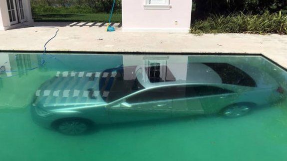 La chica le había pedido 50 mil dólares para un negocio, pero el novio se sintió usado y se negó. Ella enfureció y no tuvo mejor idea que arruinar el auto, que tuvo que ser sacado por la grúa.