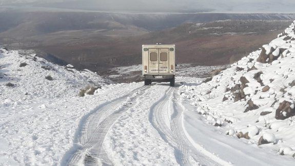 Rescatan a un puestero en medio del temporal y la nieve: terminó internado