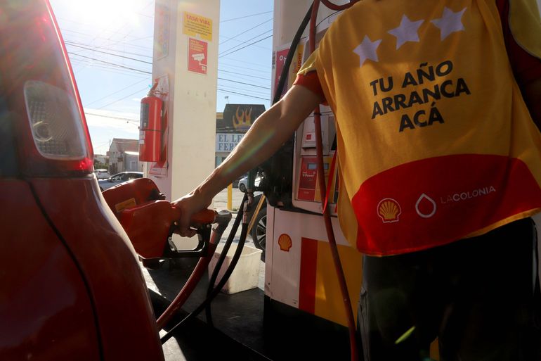 Es recomendable no dejar que el tanque baje de la mitad antes de volver a cargar nafta. Es recomendable no dejar que el tanque baje de la mitad antes de volver a cargar nafta.
