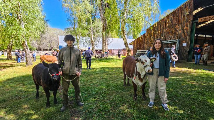 En el predio se podía verse a los participantes con los animales. Foto: Leo Casanova / SRN En el predio se podía verse a los participantes con los animales. Foto: Leo Casanova / SRN