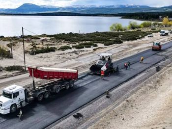Avanza la obra de asfalto entre Aluminé y Villa Pehuenia.