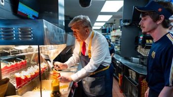 Donald Trump, aprendiendo el oficio en un McDonalds.