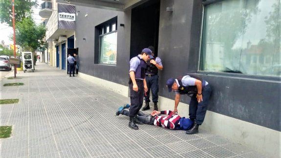 Falló tres veces al intentar robar a una mujer y cuando lo logró