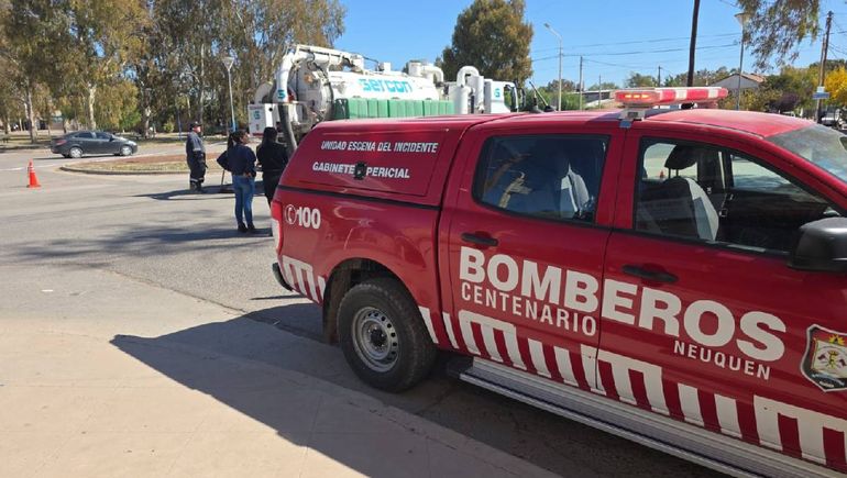 Bomberos acudieron al registro de cloacas ante el taponamiento y la denuncia de vecinos. Foto: Centenario Digital.