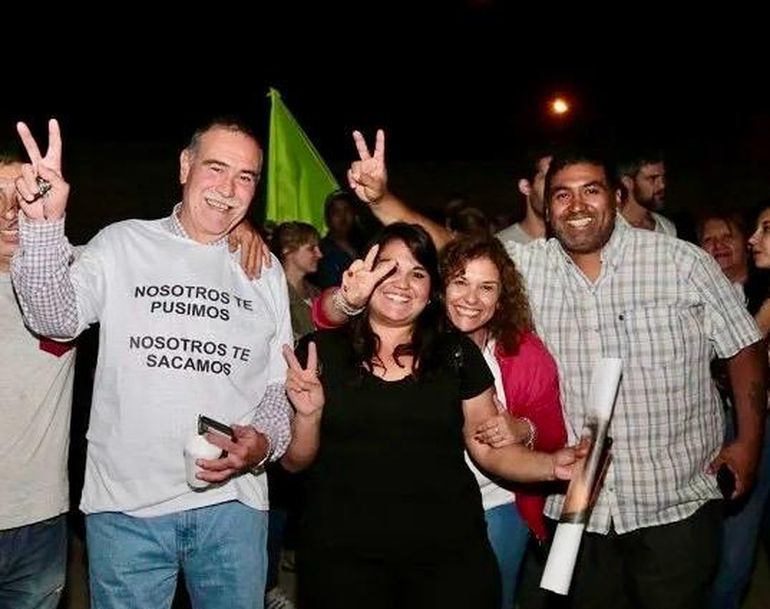 El intendente Bertoldi ganó las elecciones en 2019 y se puso una remera con un mensaje dirigido a Esteban Cimolai: El intendente Bertoldi ganó las elecciones en 2019 y se puso una remera con un mensaje dirigido a Esteban Cimolai: