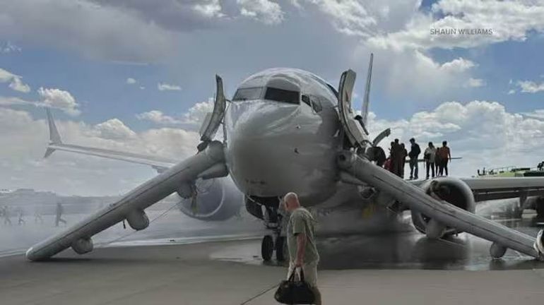 Los pasajeros tuvieron que evacuar por los toboganes de emergencia en la misma pista antes del despegue. Los pasajeros tuvieron que evacuar por los toboganes de emergencia en la misma pista antes del despegue.