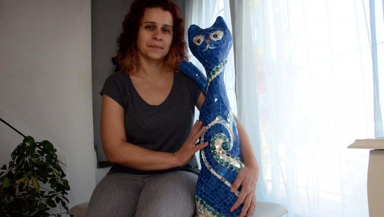 Marcia junto a una de sus obras. 