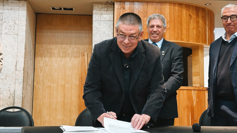 Ramón Fernández firmando el acta acuerdo. Ramón Fernández firmando el acta acuerdo.