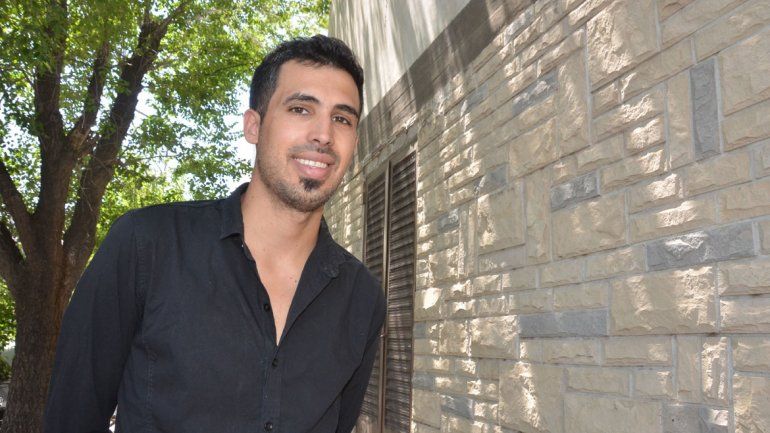 Sebastián Elcano es un joven odontólogo e investigador de 27 años que actualmente reside en Fernández Oro.