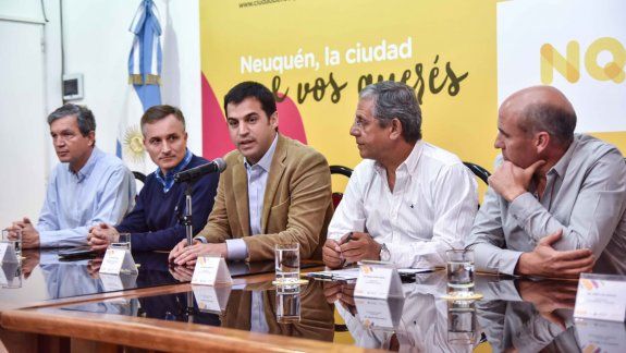 Lanús y los funcionarios municipales, durante la conferencia de prensa.