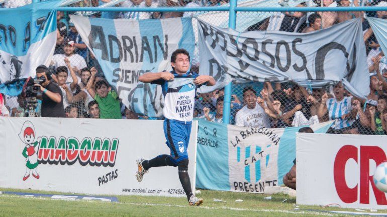 La celebración de la Pulguita tras llegar al gol número 100.