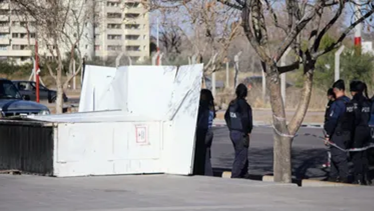 El hombre de 39 años murió aplastado por un puesto de revistas en Las Heras. El hombre de 39 años murió aplastado por un puesto de revistas en Las Heras.