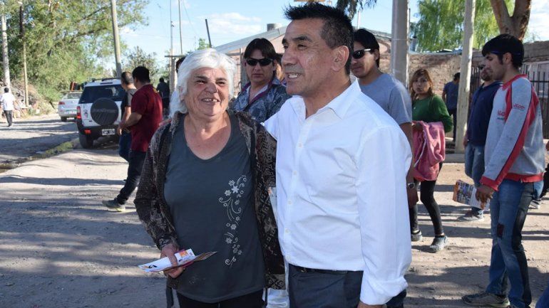 Ramón Rioseco recorrió barrios del oeste neuquino.