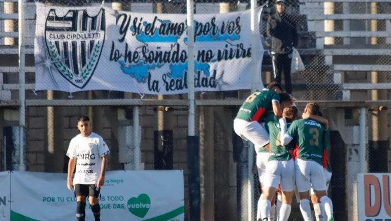 Los jugadores de Sol de Mayo festejan el único gol de la jornada en Cipolletti.&nbsp;